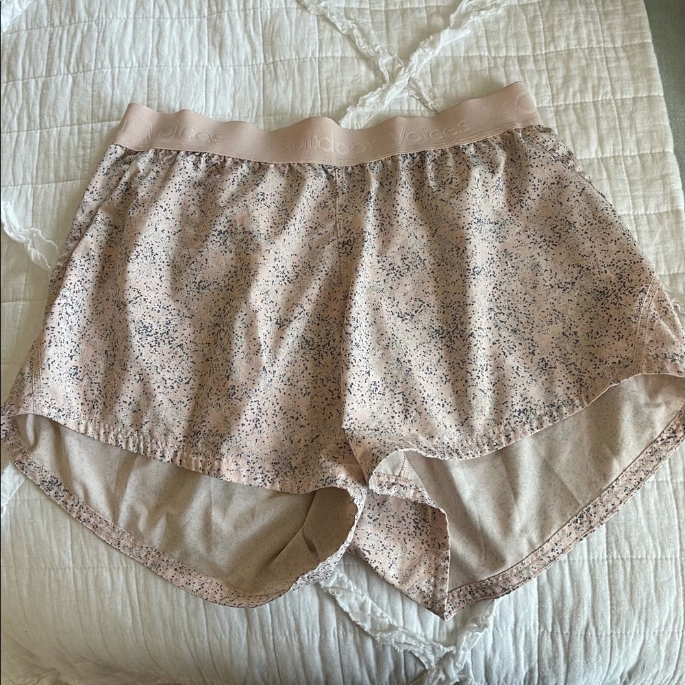 Outdoor voices relay shorts in pebble color